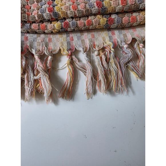 WORLD MARKET Red Yellow Blue Sculpted Dot Knotted Fringe Bath Towel 28x54 -Qty 1 - Picture 3 of 7